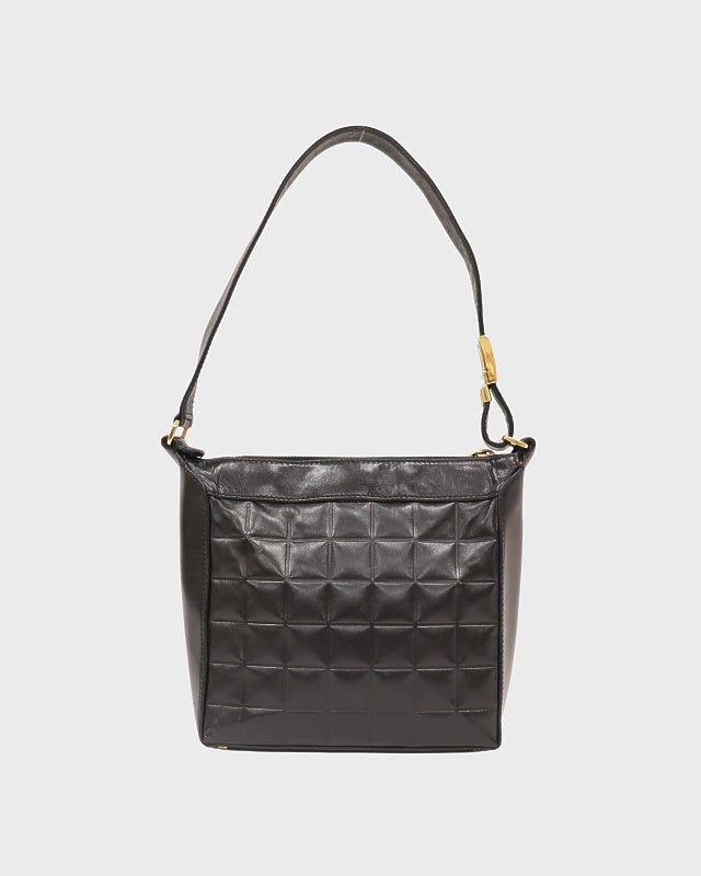 しろねこ☆です♡シャネル チョコバー ショルダーバッグ CHANEL（シャネル） チョコバー ショルダーバッグ ラムスキン ブラック