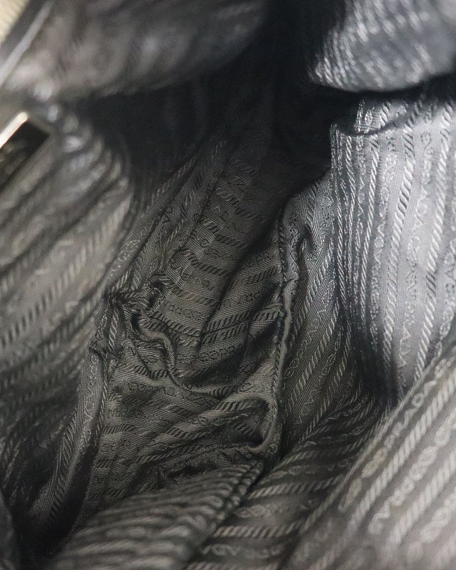 PRADA ロゴエンボスレザーショルダーバッグ | Hedy