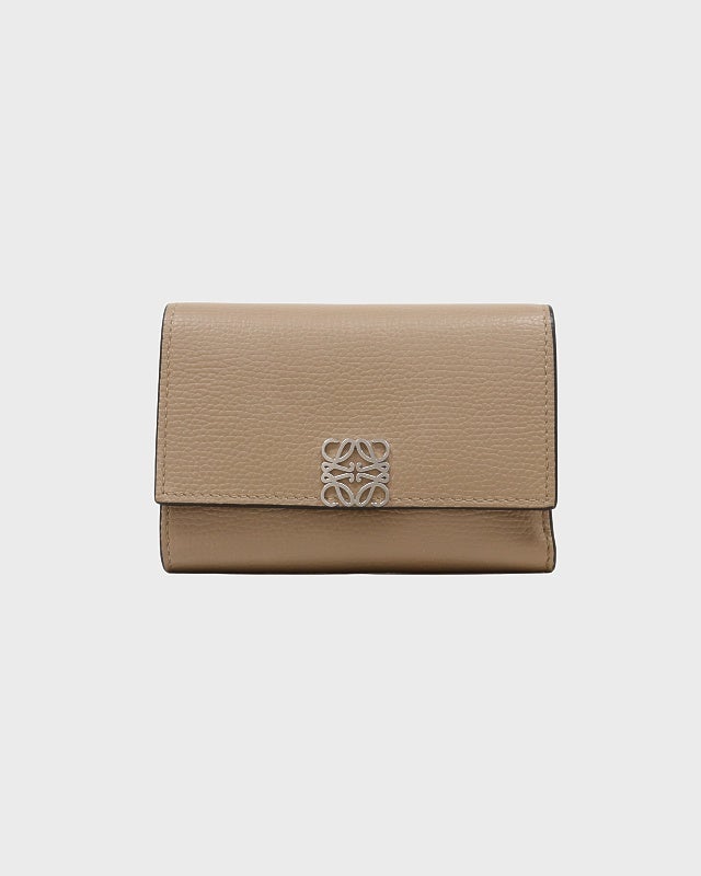 【超極美品】LOEWE トライフォールド　コンパクトウォレット　ベージュ LOEWE（ロエベ） アナグラム トライフォールドウォレット コンパクト