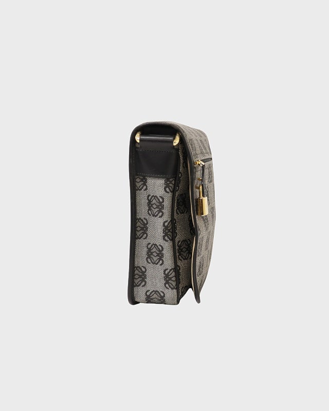 LOEWE♡アナグラム柄ショルダーバッグ LOEWE アナグラムショルダーバッグ | Hedy
