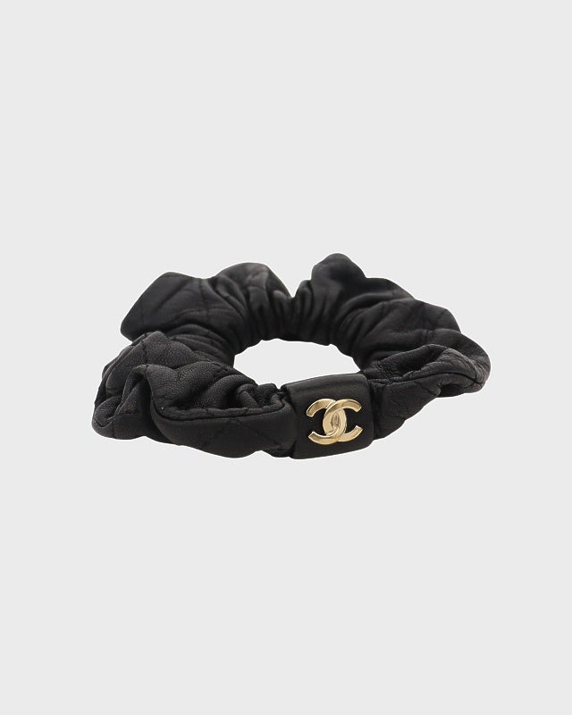 美品CHANEL 黒 レザー シュシュ CHANEL COCOレザーシュシュ | Hedy
