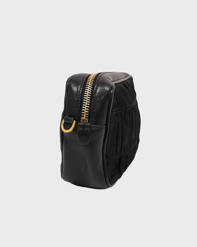 PRADA ブラック ショルダーバッグ ギャザー入り PRADA 三角ロゴ金具ギャザーショルダーバッグ | Hedy