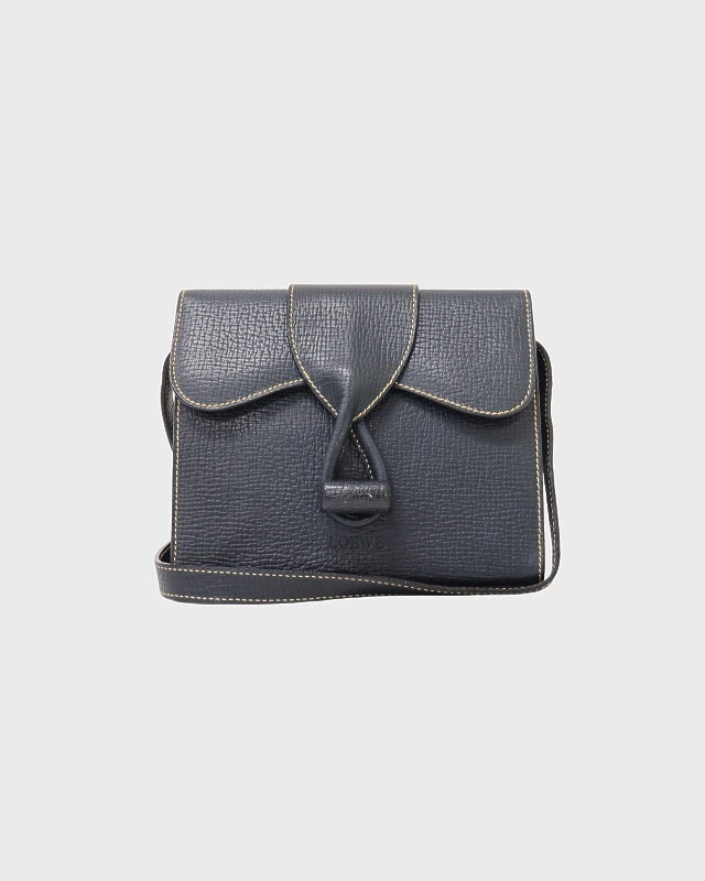【美品】LOEWE　ショルダーバッグ 肩掛け レザー ターンロック ロゴ型押し LOEWE ロゴ刻印ターンロックレザーショルダーバッグ | Hedy