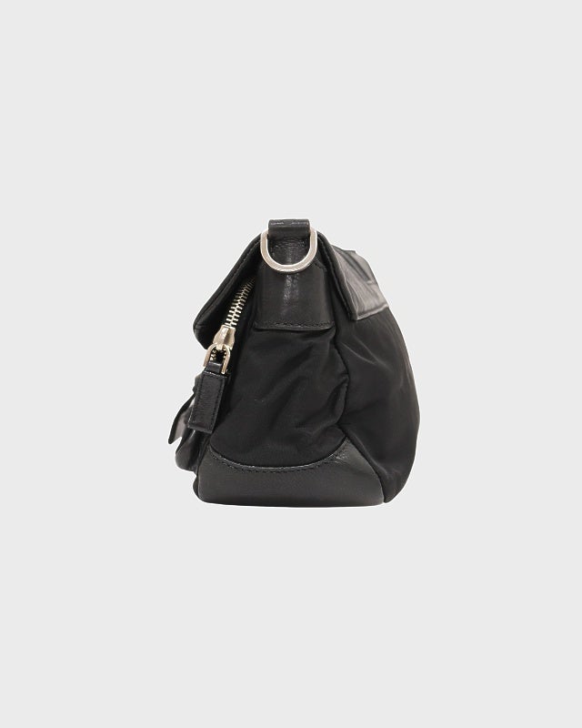 ヨ*ウ様 美品☆PRADA ショルダーバッグ ブラック　三角ロゴ PRADA 三角ロゴ金具ナイロンレザーワンショルダーバッグ | Hedy