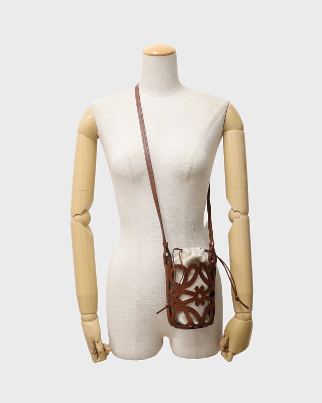 LOEWE アナグラム カットアウトポケットショルダーバッグ | Hedy