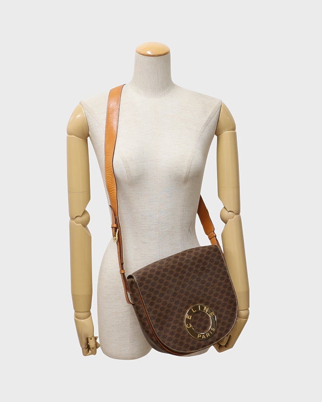 ⭐︎新品未使用⭐︎CELINE マカダム柄ロゴチャーム付きショルダーバッグ セリーヌマカダムってどんな柄？人気再燃の秘密と魅力を紹介