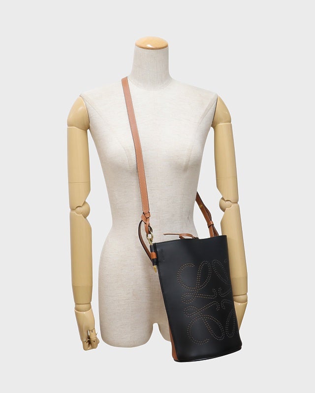 REVES ワジディムアワッド レバノン出身の劇作家 ペーパーバック　フランス語 LOEWE アナグラム ゲートバケット レザーショルダーバッグ | Hedy