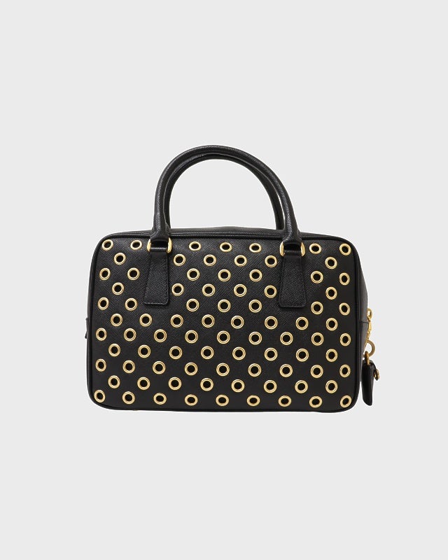 プリンス タンバリン 黒　金文字 PRADA 三角ロゴ金具サフィアーノパンチングハンドバッグ | Hedy