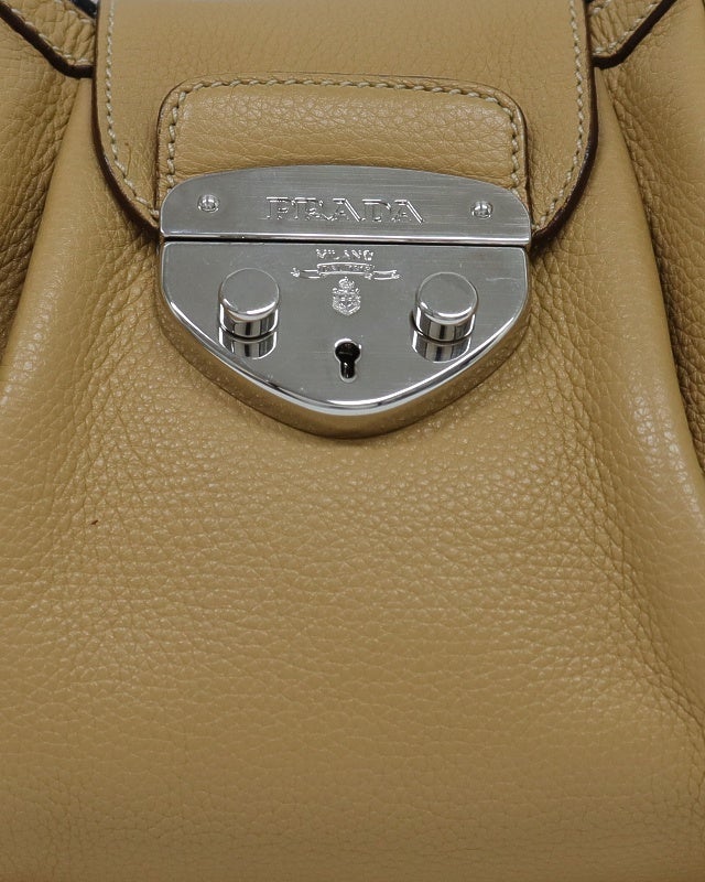 PRADA ロゴ金具レザーハンドバッグ | Hedy