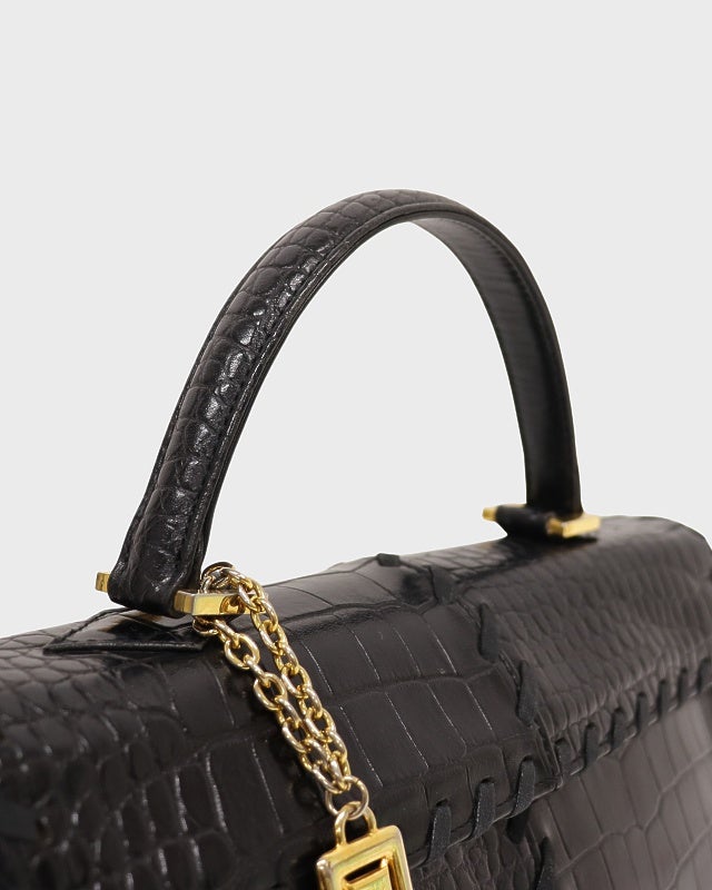 YSL ロゴチャーム付きクロコ型押しハンドバッグ | Hedy
