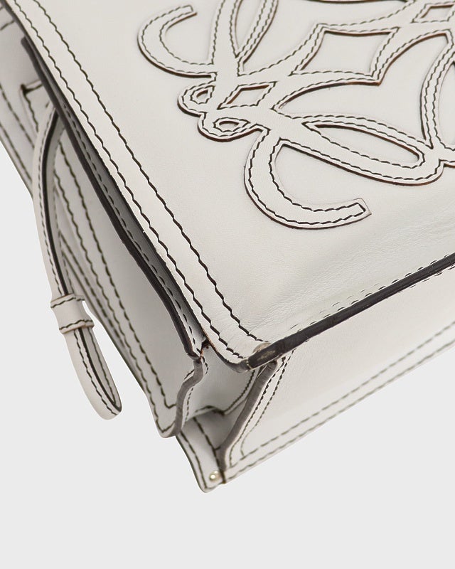 M*i様 【LOEWE】アナグラム エナメルバックル アンダーアームパーティバッ LOEWE アナグラムロゴレザーハンドバッグ | Hedy