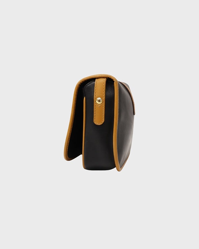 CELINE ワンショルダーバッグ　ロゴ金具　ブラック　レザー　ゴールド金具 CELINE ロゴ金具レザーショルダーバッグ | Hedy