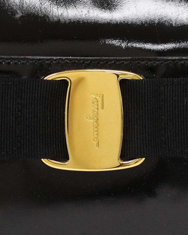 フェラガモ パテントレザー ショルダーバッグ ブラック ゴールド金具 箱付 Ferragamo VARA金具パテントレザーショルダーバッグ | Hedy