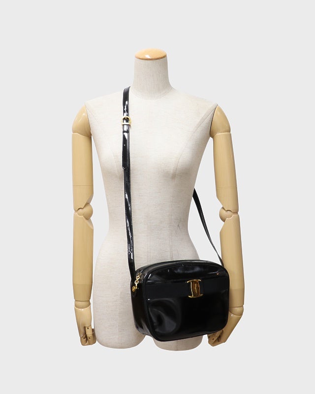 フェラガモ パテントレザー ショルダーバッグ ブラック ゴールド金具 箱付 Ferragamo VARA金具パテントレザーショルダーバッグ | Hedy