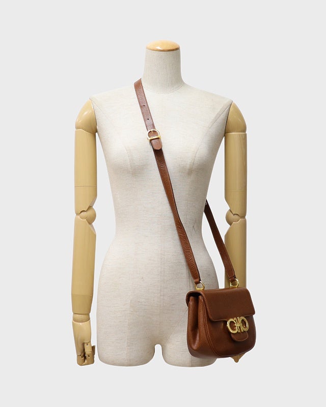 Ferragamo ガンチーニ金具レザーショルダーバッグ | Hedy