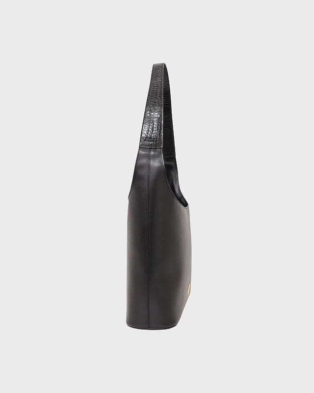 CELINE　ワンショルダーバッグ　トリオンフ金具　ブラック　レザー　ロゴ金具 CELINE ロゴ金具レザーワンショルダーバッグ | Hedy