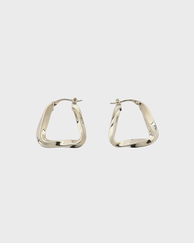 エッセンシャル ツイストトライアングル ピアス BOTTEGA VENETA エッセンシャル ツイストトライアングルピアス | Hedy
