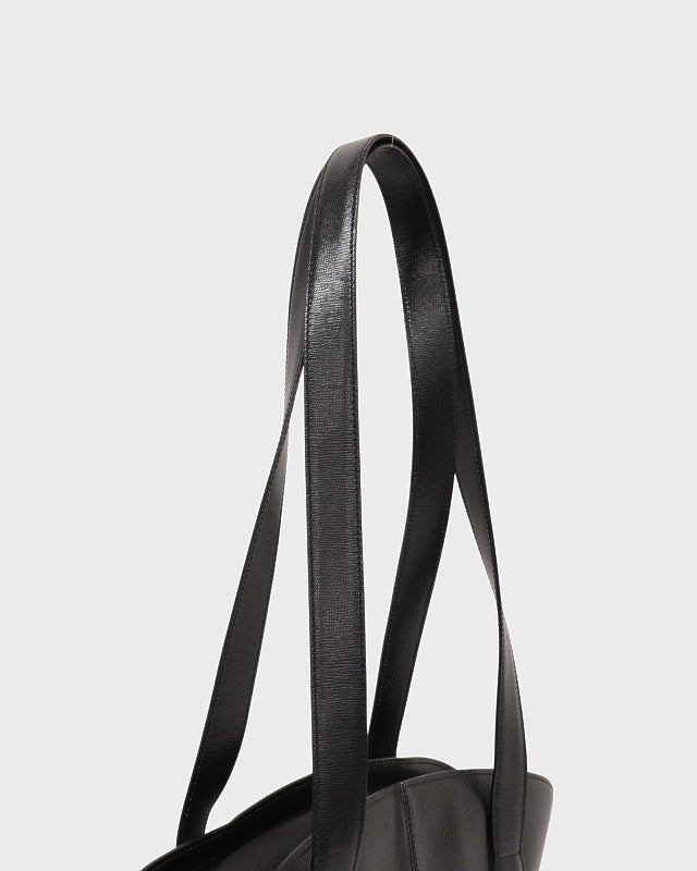 DIOR CDオーバルレザーショルダーバッグ | Hedy