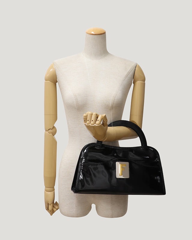 FENDI ロゴ金具パテントレザーハンドバッグ | Hedy