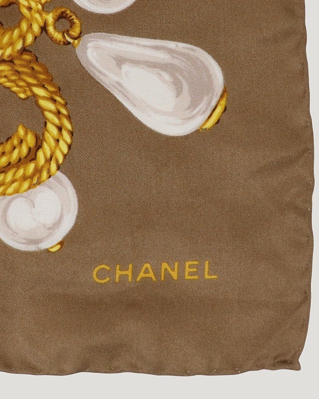 CHANEL ロゴ入り スカーフ 約97cm x 97cm CHANEL ロゴスカーフ | Hedy