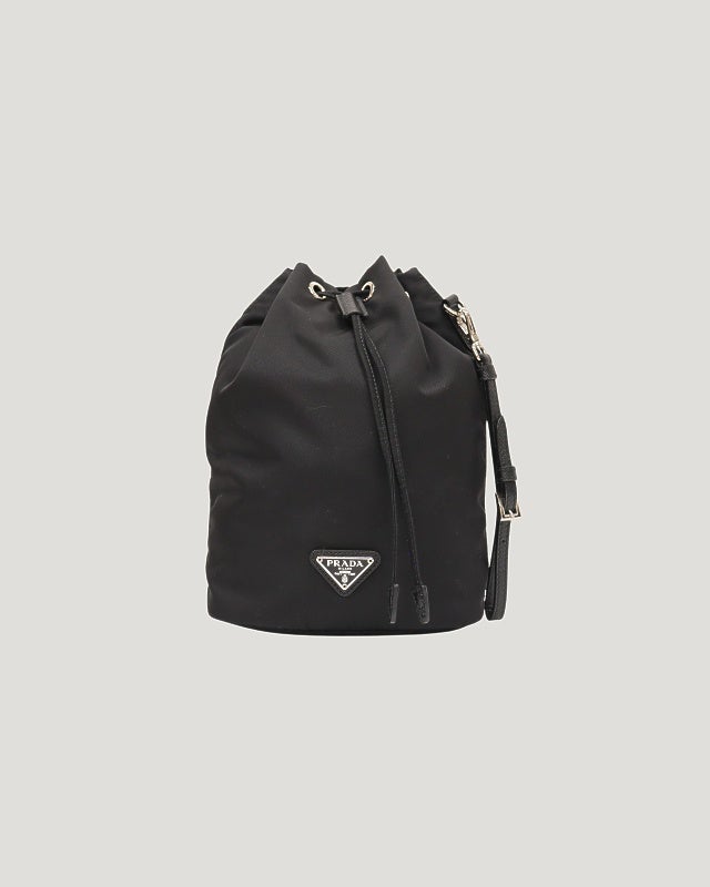 PRADA 黒 ナイロン ポーチ PRADA 三角ロゴ金具ナイロンポーチ | Hedy