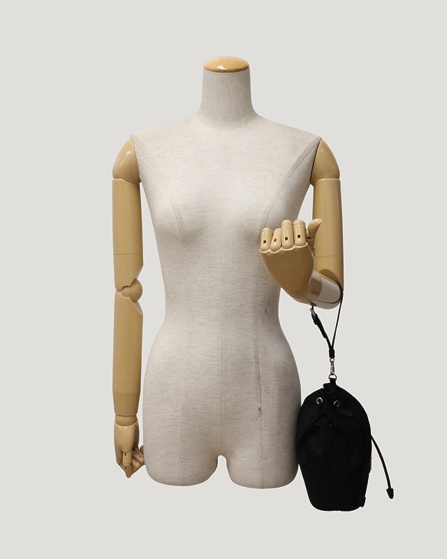 PRADA 三角ロゴ金具ナイロンポーチ | Hedy
