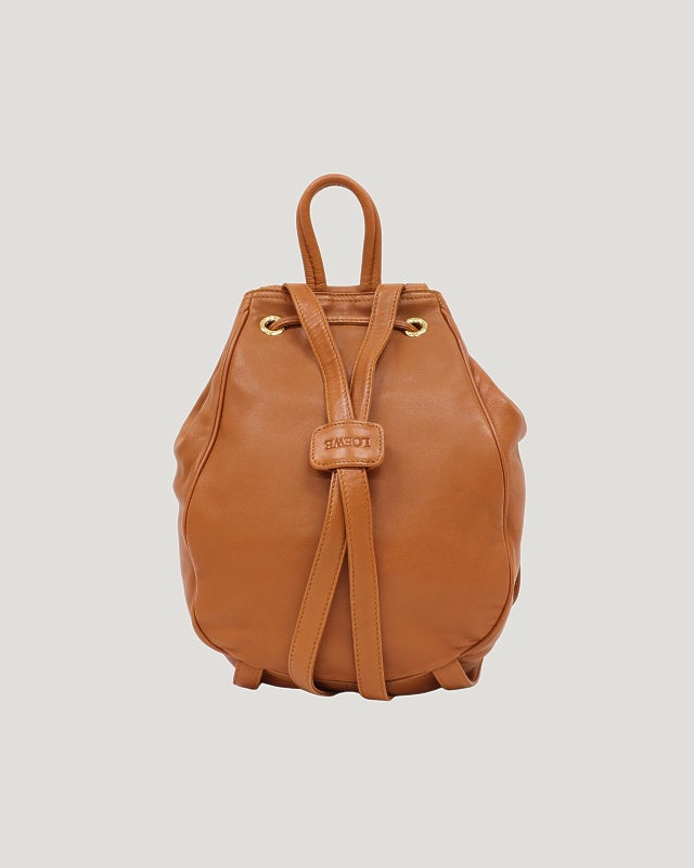 LOEWE リュック バックパック アナグラム ロゴ型押し ナッパレザー 茶色 LOEWE アナグラムレザーリュックサック | Hedy