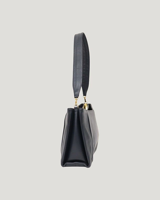 LOEWE ワンショルダー　ブラックレザーバッグ LOEWE アナグラムレザーワンショルダーバッグ | Hedy