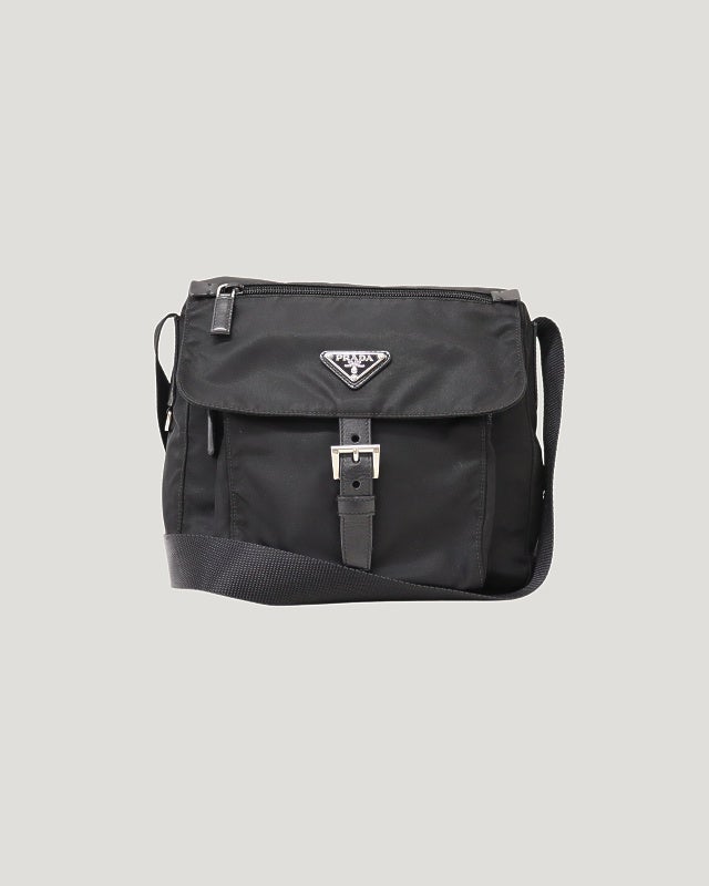 人気✨ プラダ ショルダーバッグ 三角ロゴ シルバー金具 ナイロン 黒 PRADA 三角ロゴ金具ナイロンショルダーバッグ | Hedy