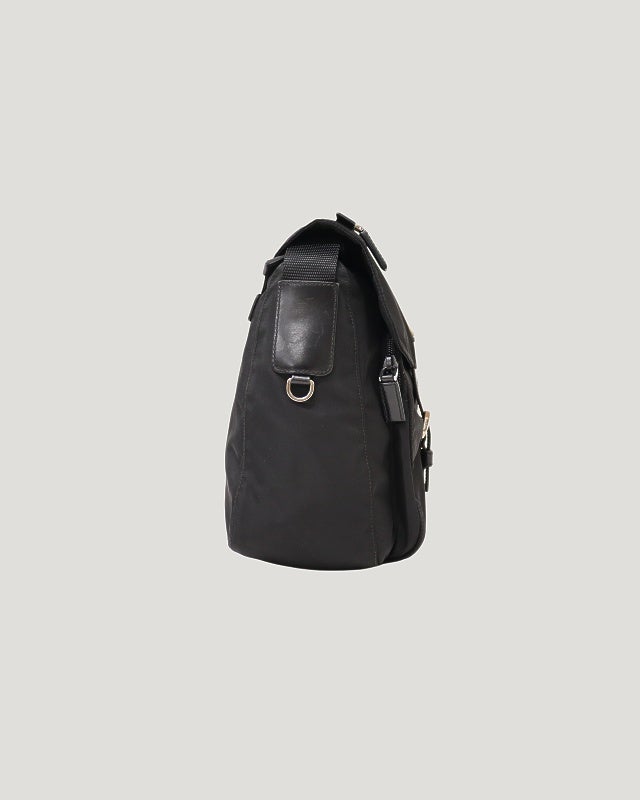 m*n様 極美品 PRADA ショルダーバッグ ビジネス A4 ナイロン 三角ロ PRADA 三角ロゴ金具ナイロンショルダーバッグ | Hedy