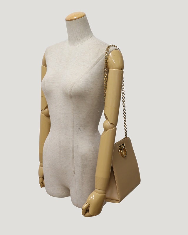 Ferragamo ガンチーニ金具チェーンショルダーバッグ | Hedy