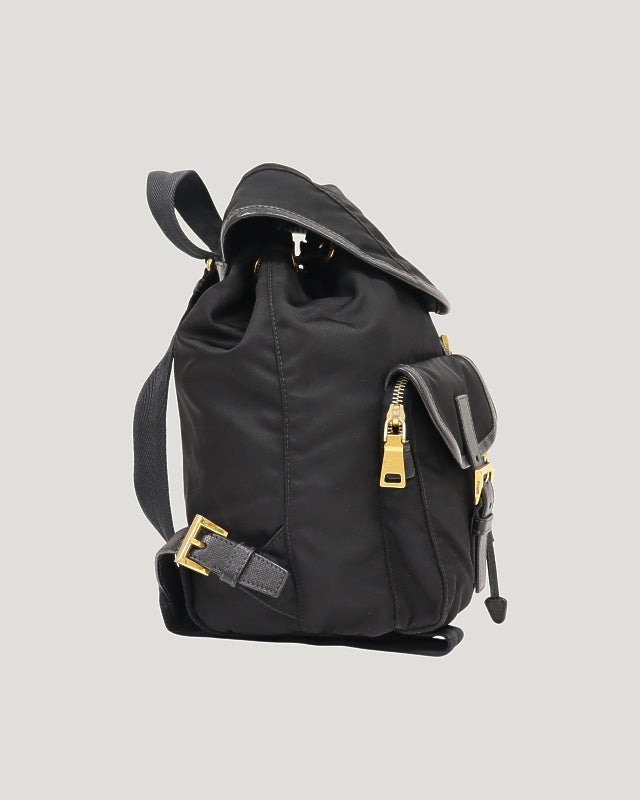 美品⭐︎PRADA 黒 ナイロン 三角ロゴ ロゴ金具 ミニリュック PRADA 三角ロゴ金具ナイロンリュック | Hedy